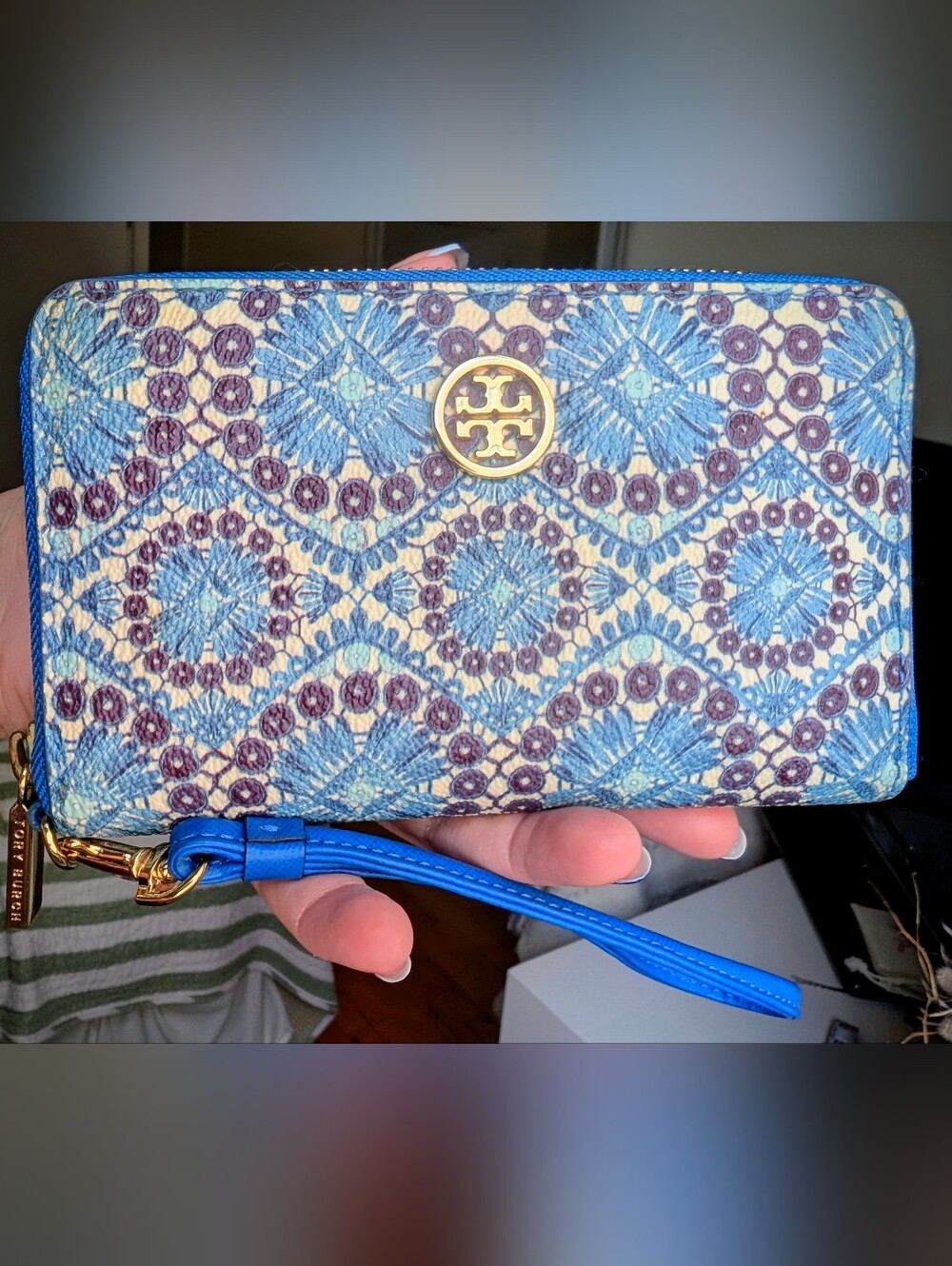 Tory Burch Blue and Cream Patterned Wristlet with Gold Logo